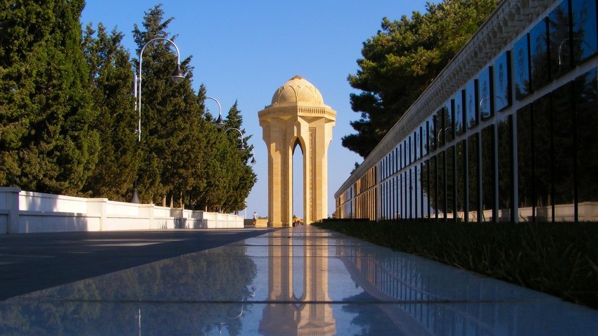 sehidler-xiyabaninda-sert-tenzimlemeler-geyim-qadagasi-cekilise-mehdudiyyet-1755617849