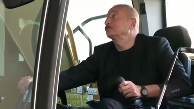 prezident-xususi-teyinatli-texnikani-idare-etdi-xanimi-cekdi-video-1755802218