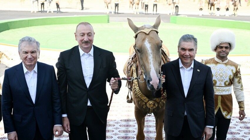 ilham-eliyeve-axalteke-hediyye-edildi-video-yenilenib-1755880699