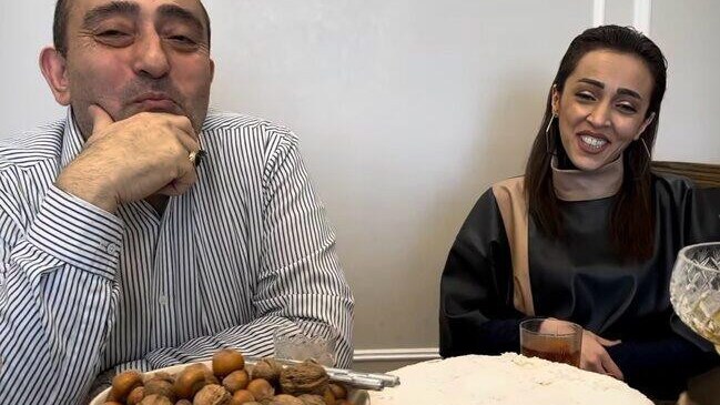 bu-defe-eri-ucun-qarsisinda-diz-cokerek-mahni-oxudu-video-1756048493