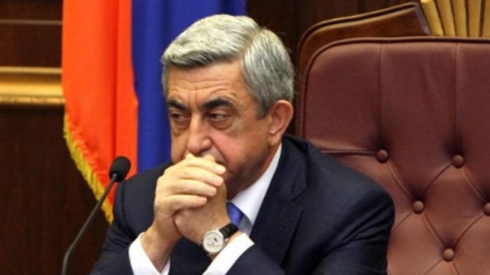 eliyevin-mektubu-oxunanda-serkisyan-basini-asagi-saldi-foto-1756297223