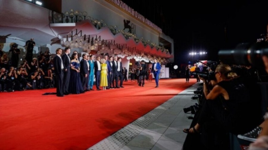 dunya-bu-goruntuden-danisir-o-bayragi-kim-yerlesdirib-foto-1756464158